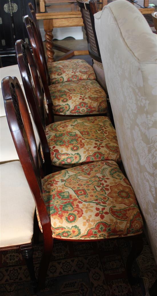 4 oval back chairs(-)